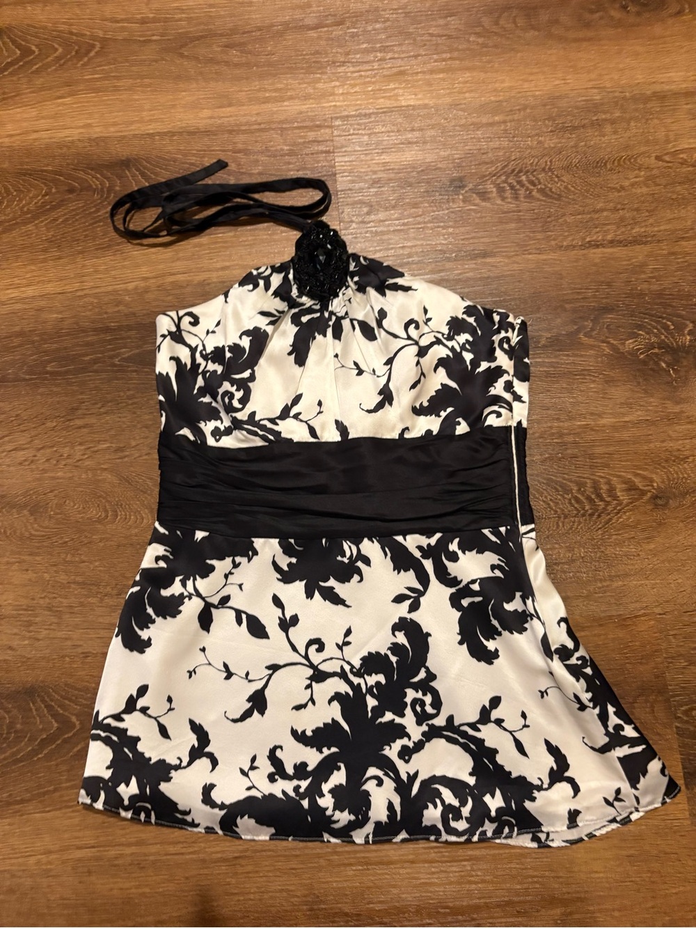 ✨ STUNNING BLACK & WHITE FLORAL HALTER TOP ✨